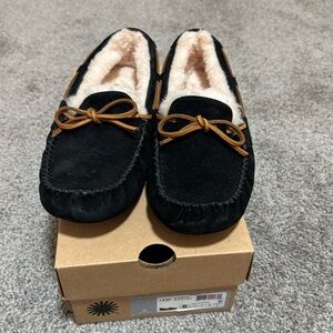 Black Ugg Dakota moccosins